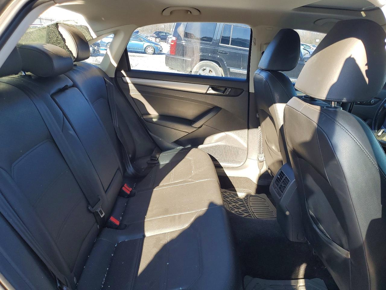 2015 VOLKSWAGEN PASSAT SE photo 10