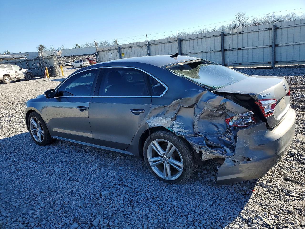 2015 VOLKSWAGEN PASSAT SE photo 2