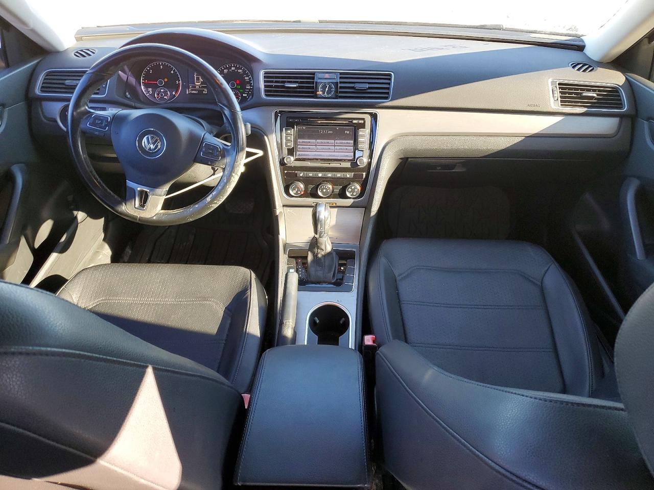 2015 VOLKSWAGEN PASSAT SE photo 8