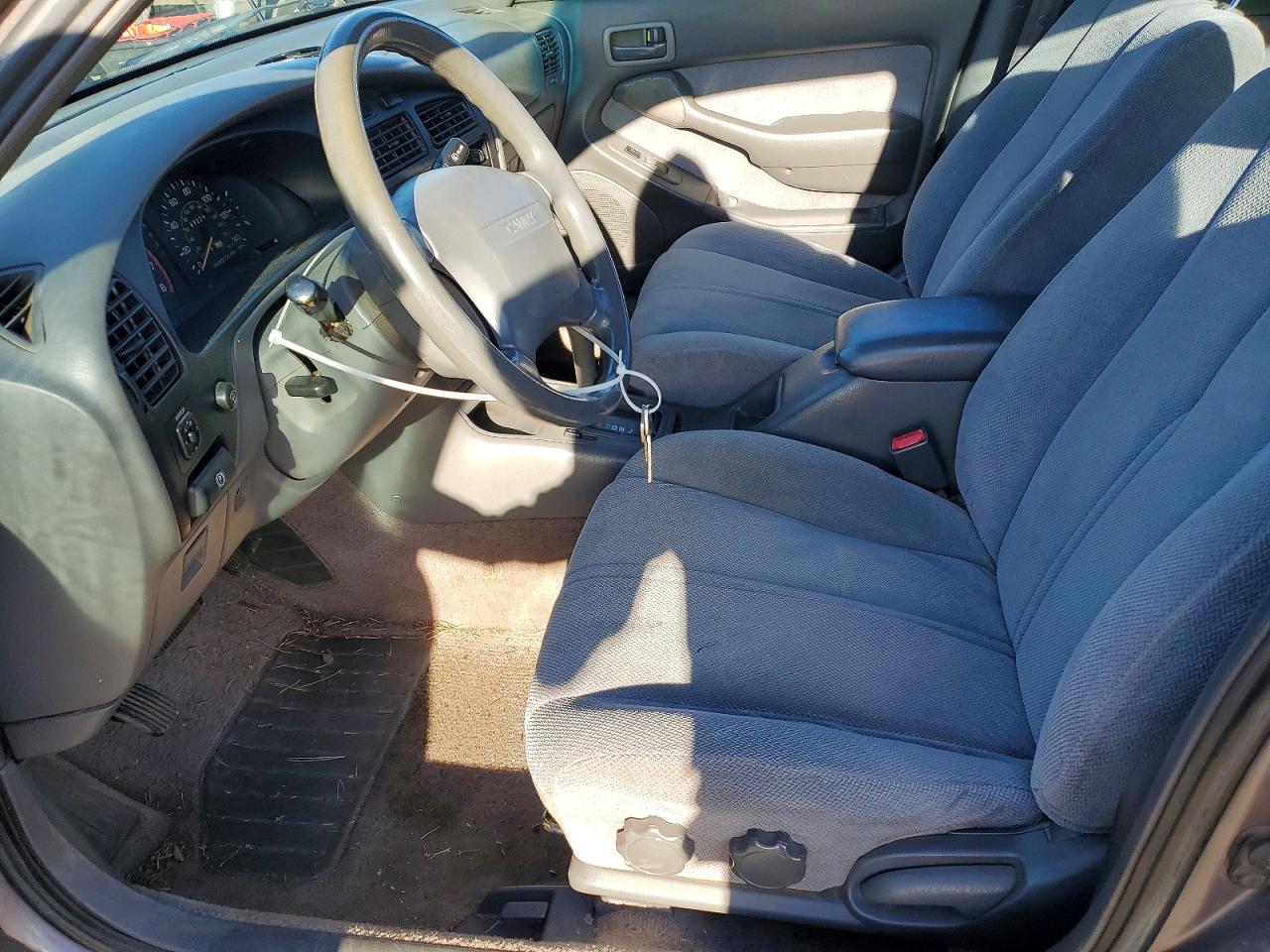 1996 TOYOTA CAMRY LE photo 13
