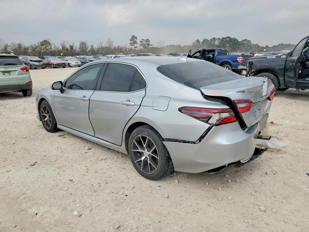 2022 TOYOTA CAMRY LE photo 2