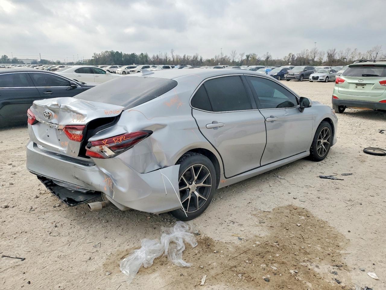 2022 TOYOTA CAMRY LE photo 3
