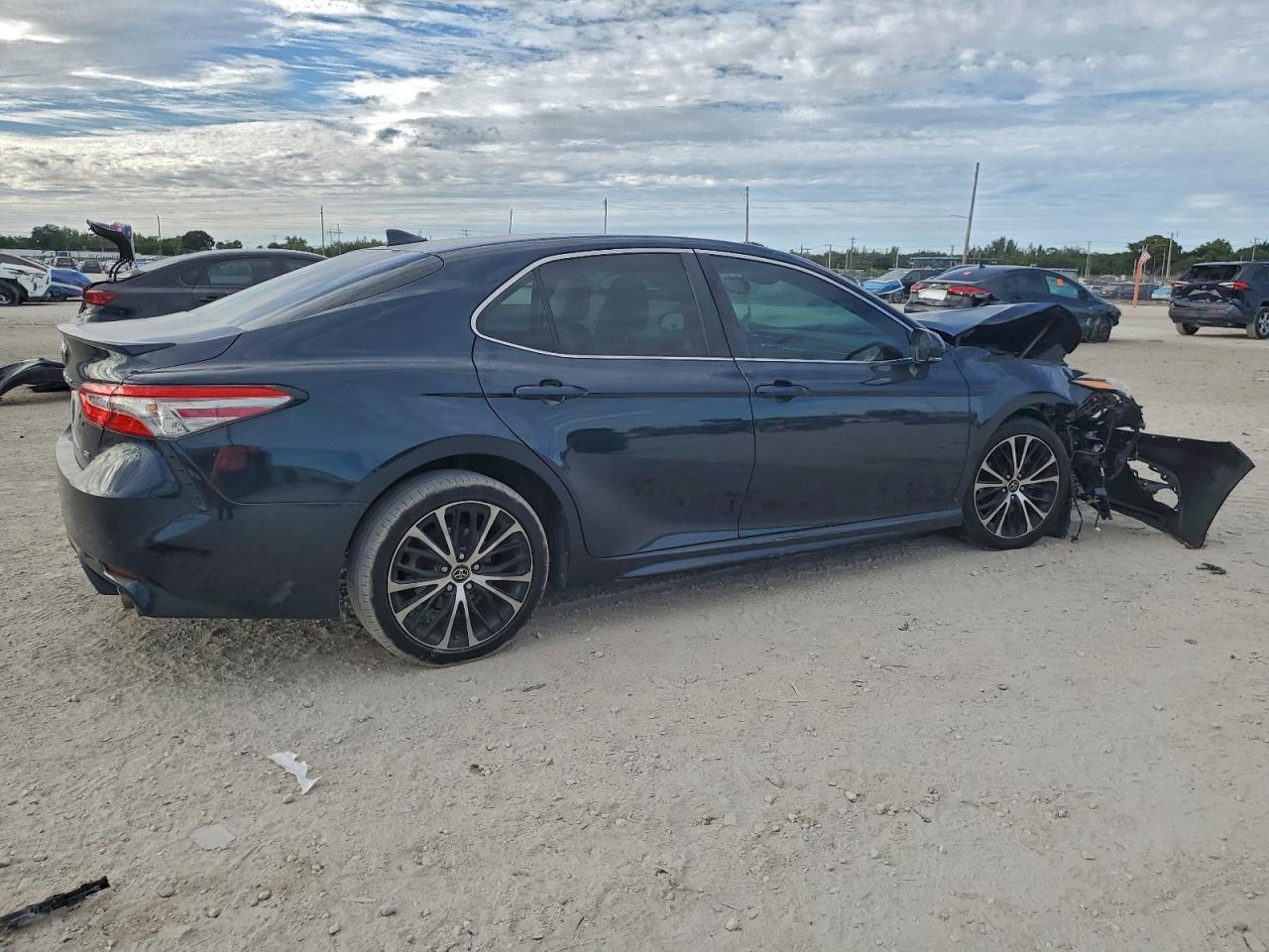 2019 TOYOTA CAMRY L photo 3