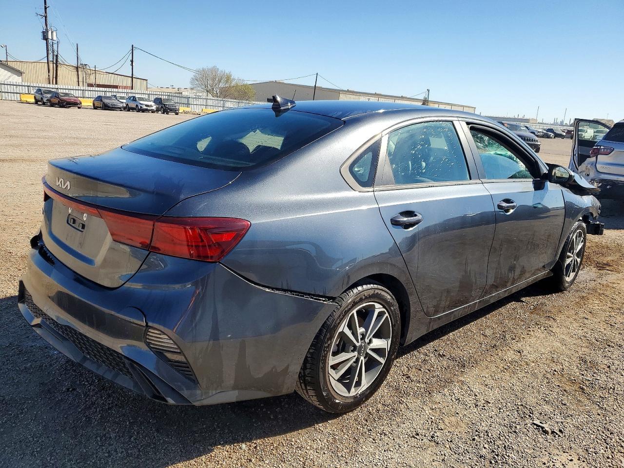 2023 KIA FORTE LX photo 3
