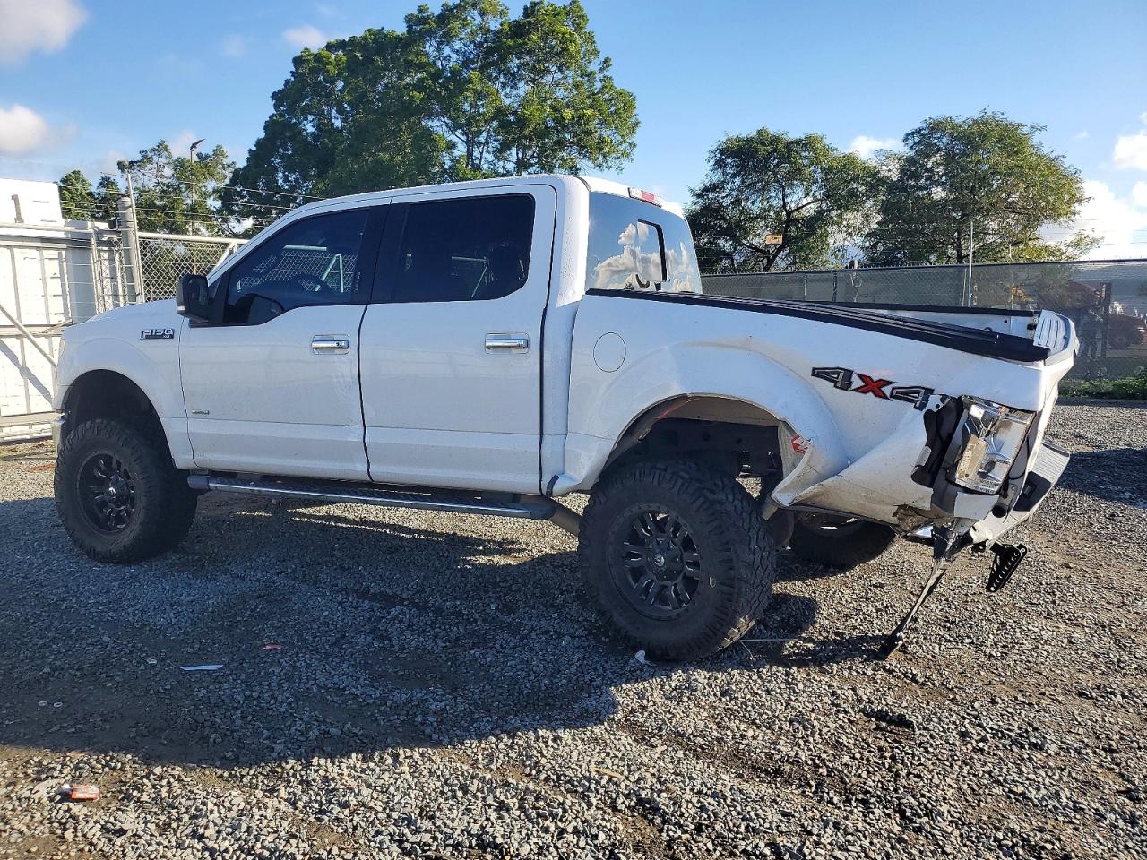 2017 FORD F150 SUPERCREW photo 2