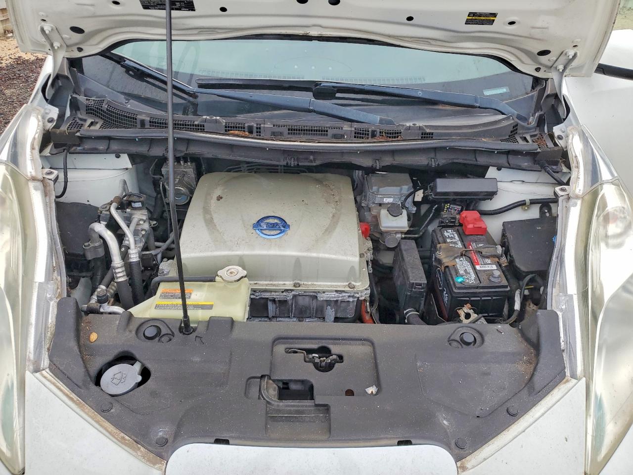 2015 NISSAN LEAF S photo 11
