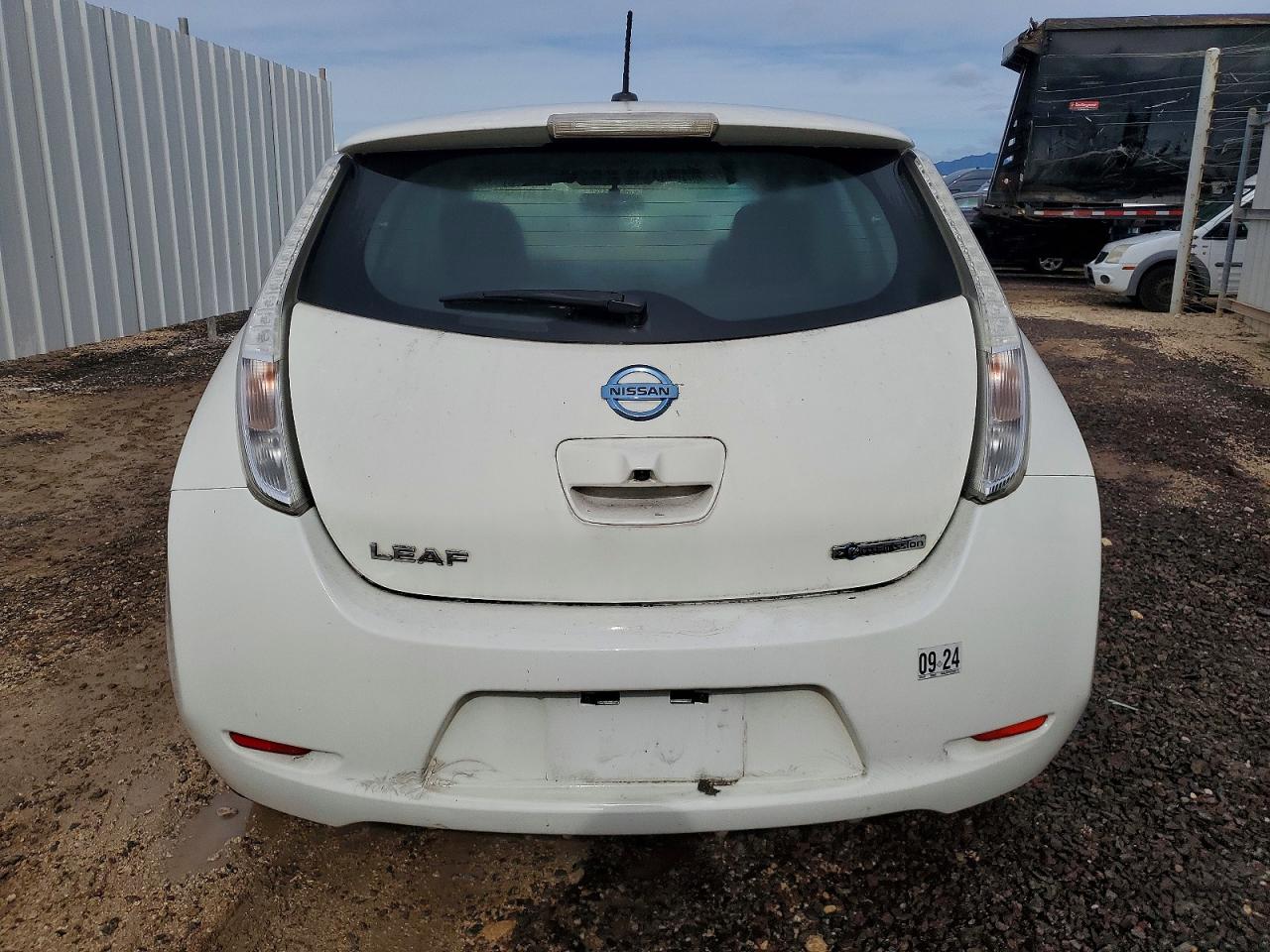 2015 NISSAN LEAF S photo 6