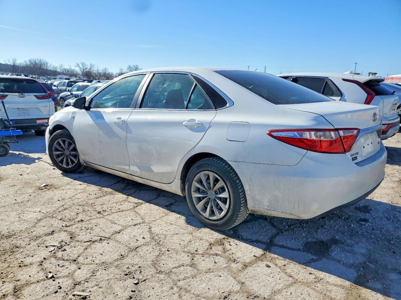 2016 TOYOTA CAMRY LE photo 3