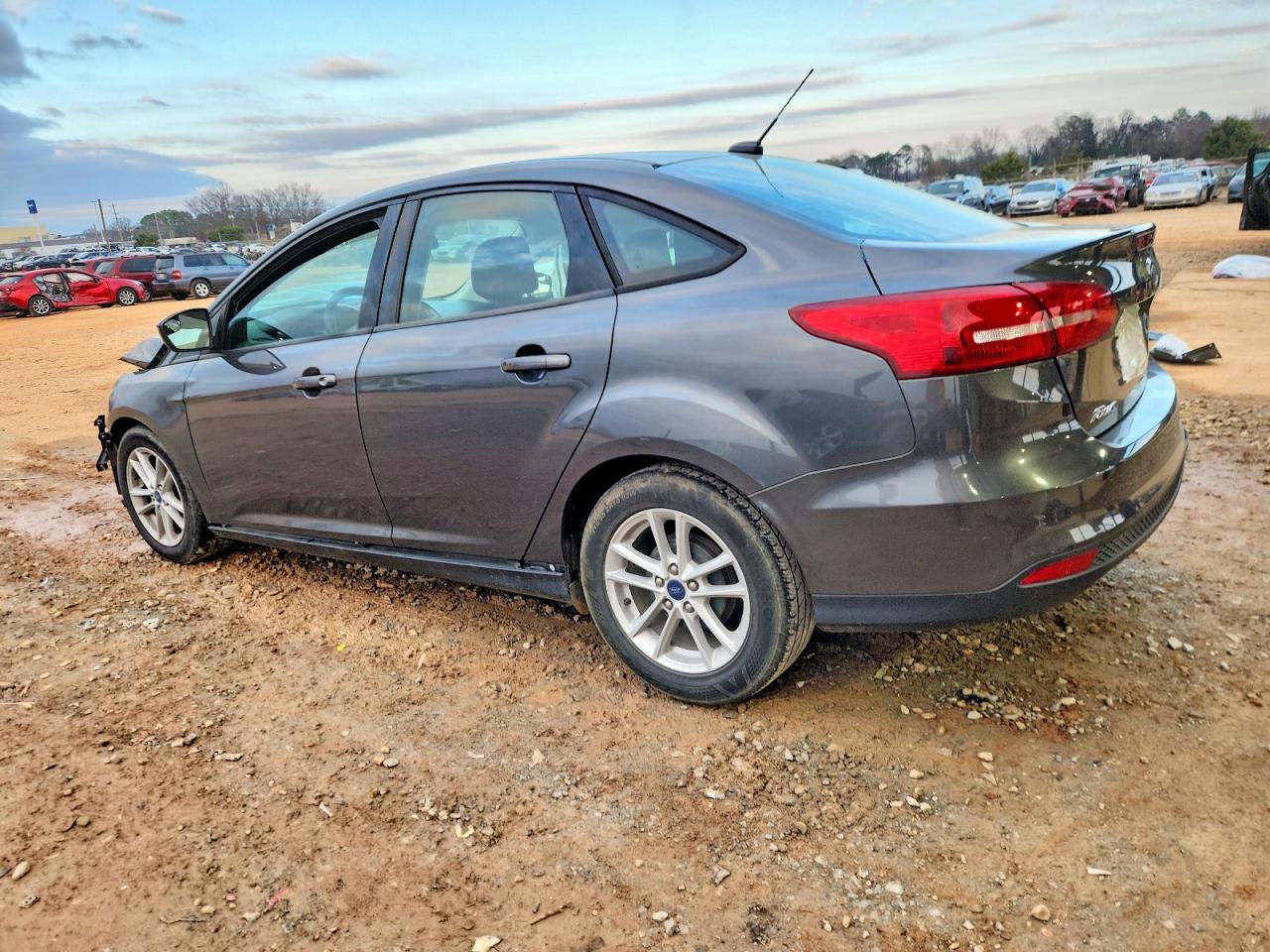 2018 FORD FOCUS SE photo 2