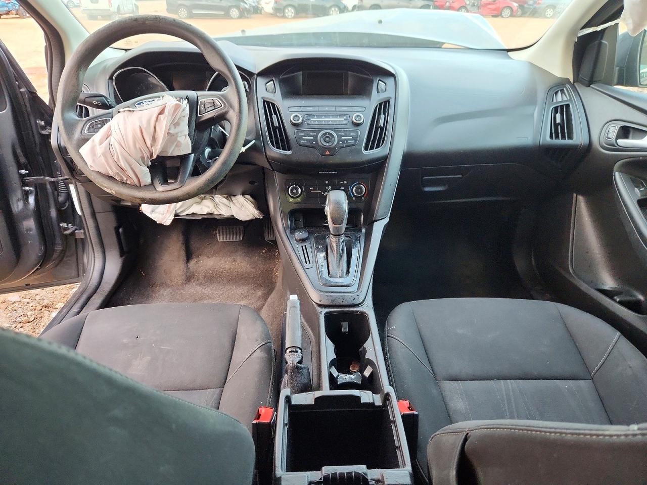 2018 FORD FOCUS SE photo 8