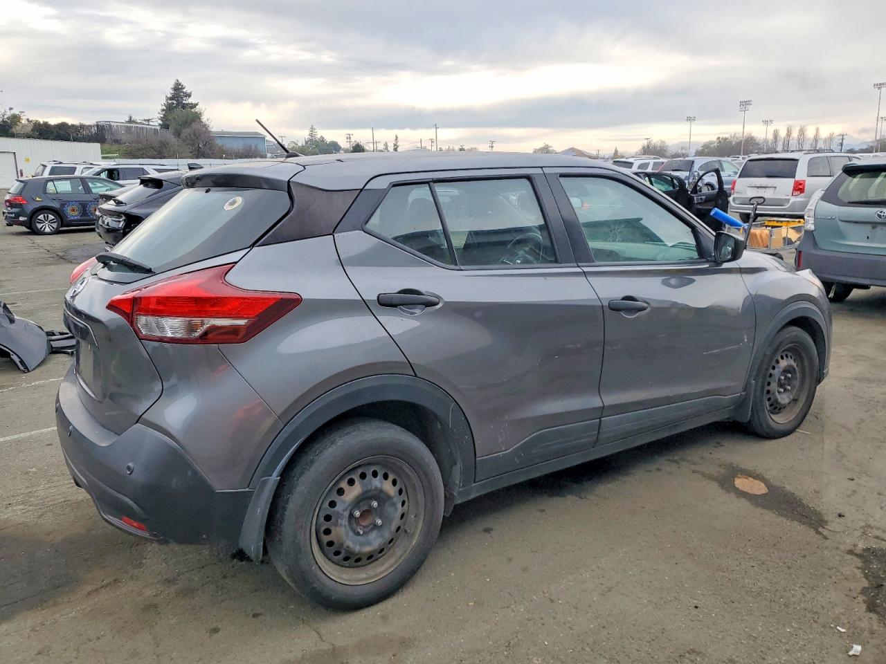 2020 NISSAN KICKS S photo 3