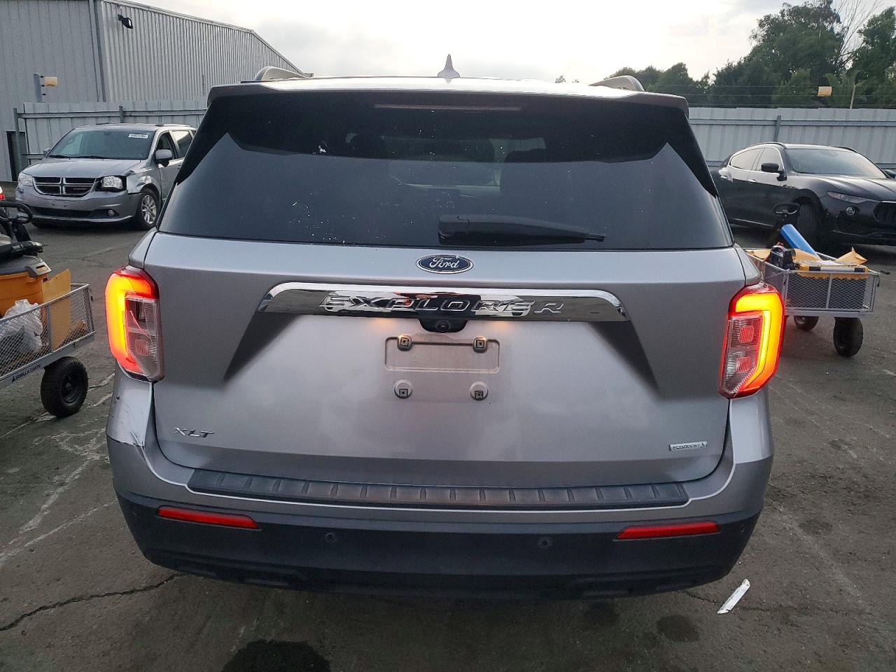 2020 FORD EXPLORER XLT photo 6