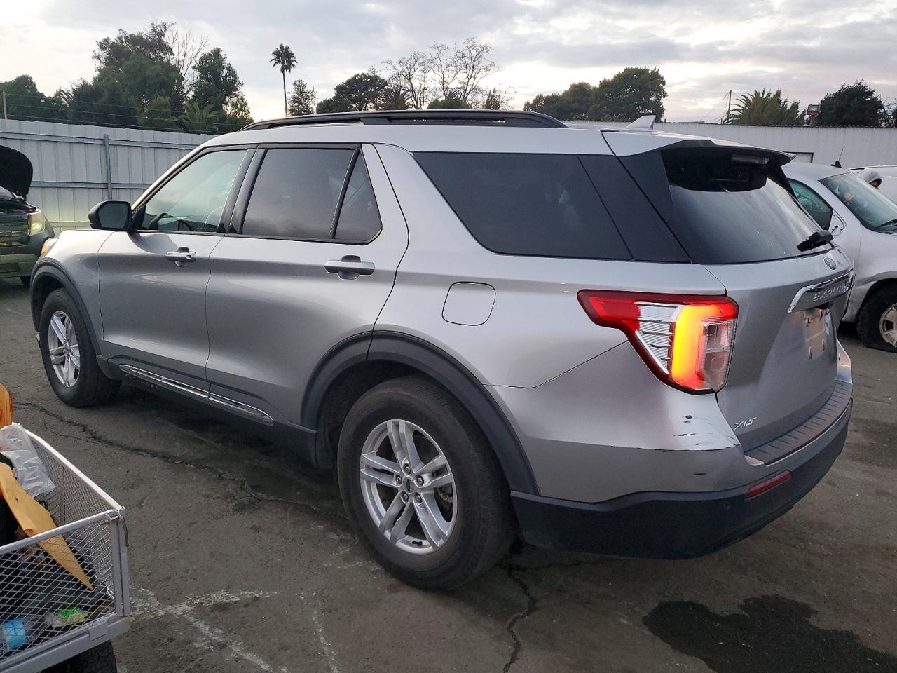 2020 FORD EXPLORER XLT photo 2