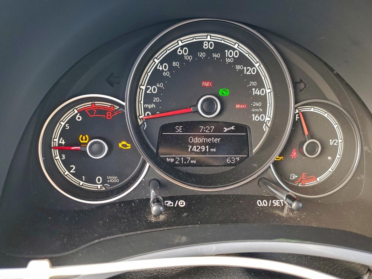 2019 VOLKSWAGEN BEETLE S photo 9