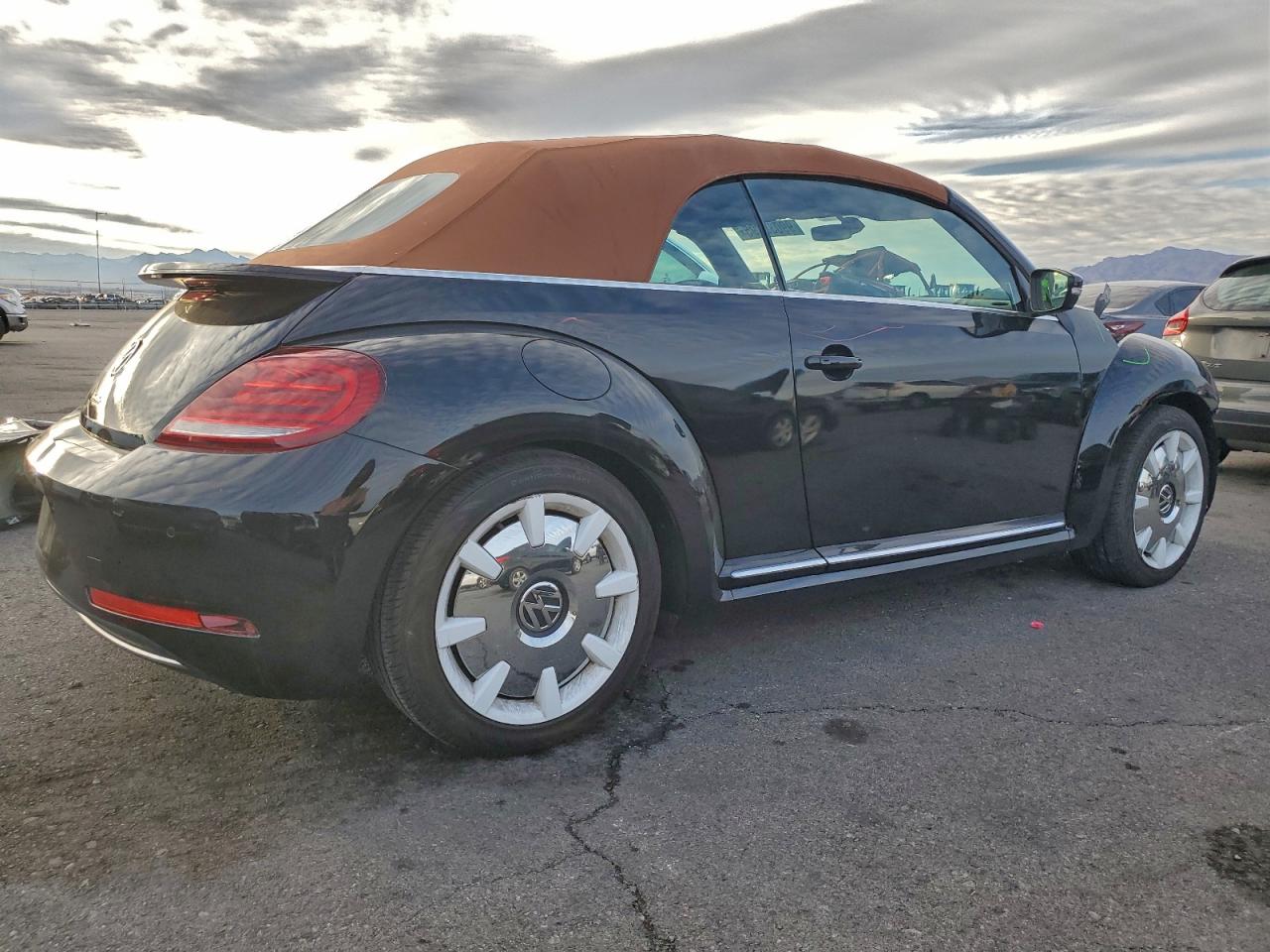 2019 VOLKSWAGEN BEETLE S photo 3