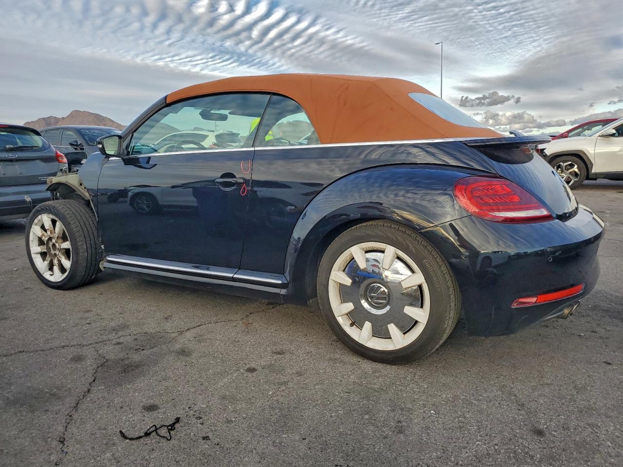 2019 VOLKSWAGEN BEETLE S photo 2