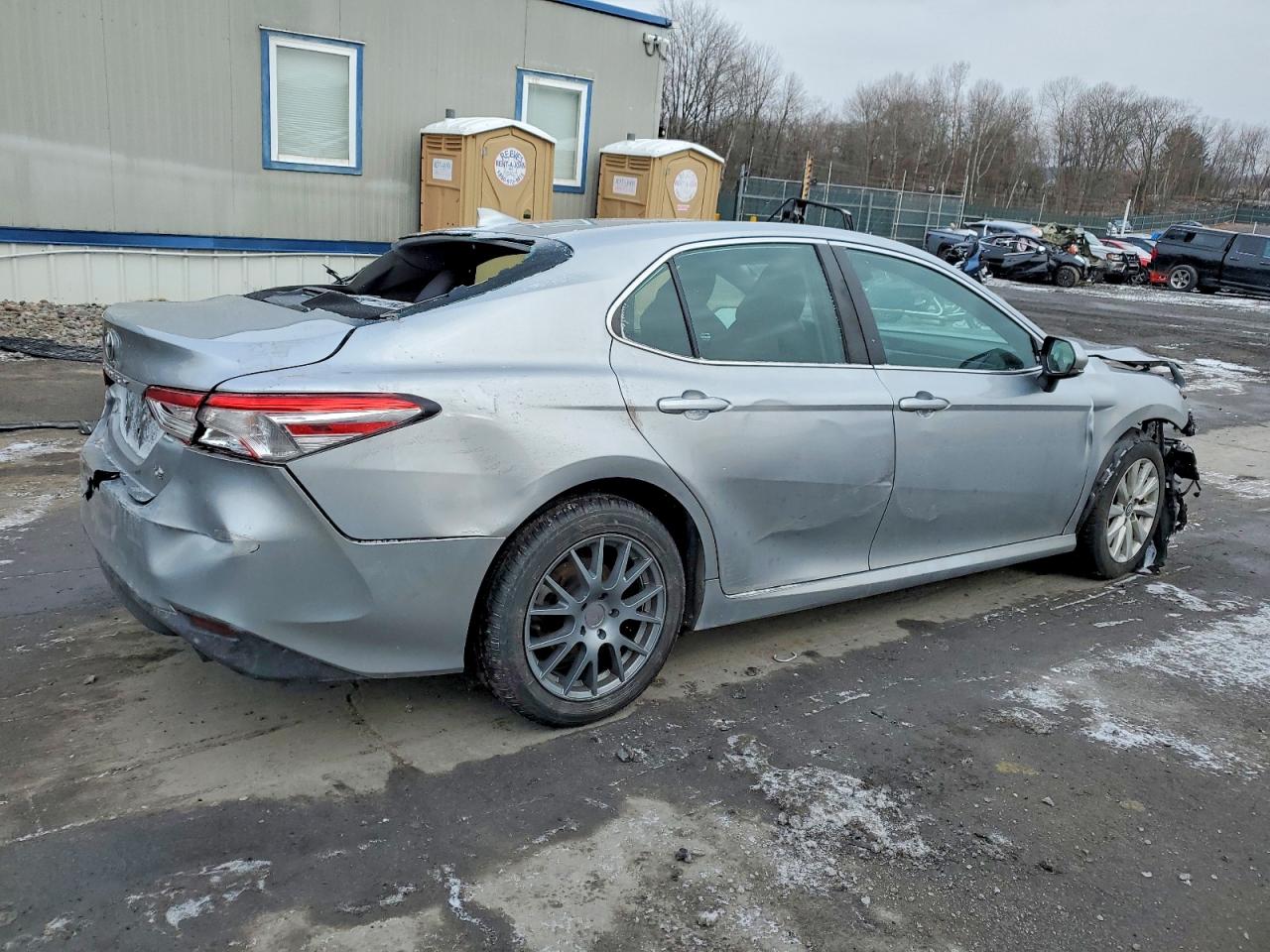 2020 TOYOTA CAMRY LE photo 3