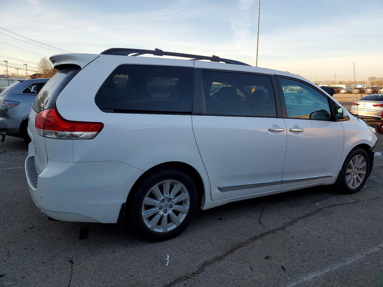 2013 TOYOTA SIENNA XLE photo 3
