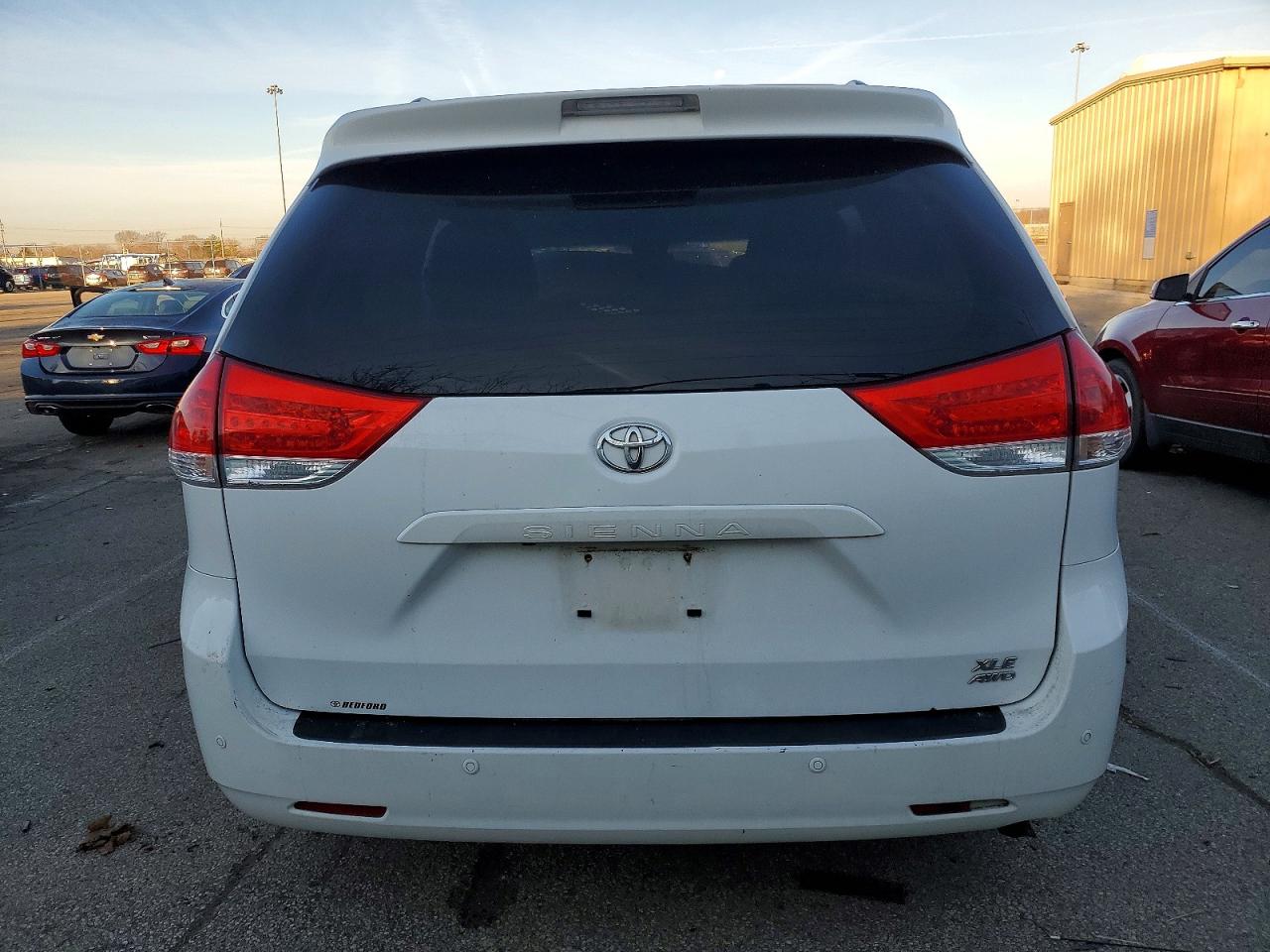2013 TOYOTA SIENNA XLE photo 6