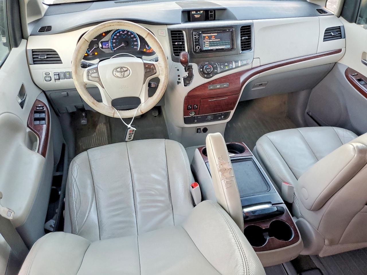 2013 TOYOTA SIENNA XLE photo 8