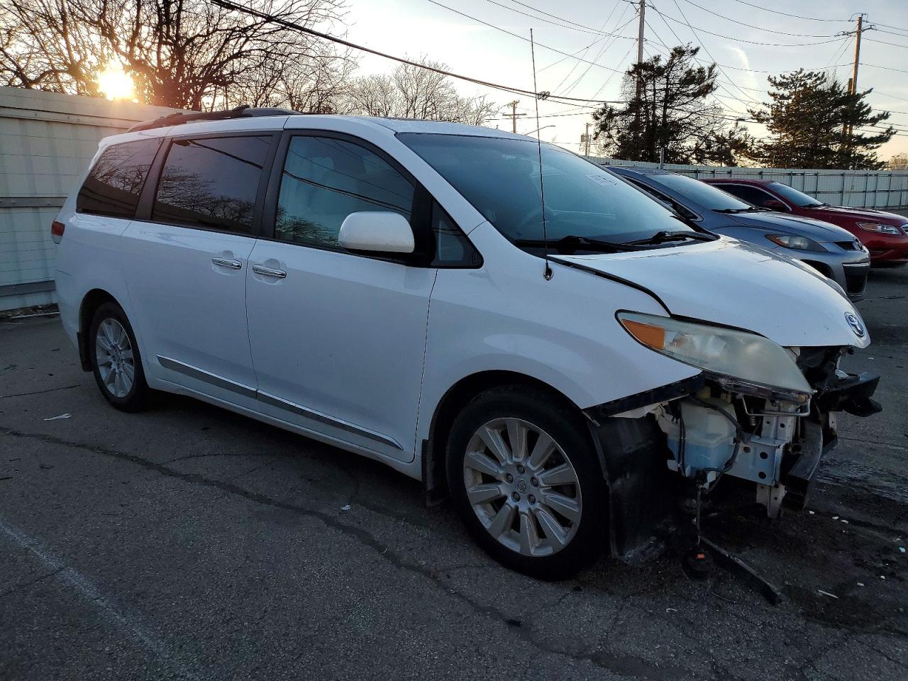 2013 TOYOTA SIENNA XLE photo 4