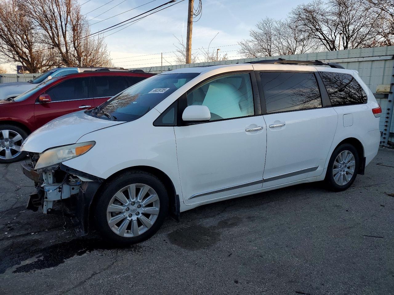 2013 TOYOTA SIENNA
