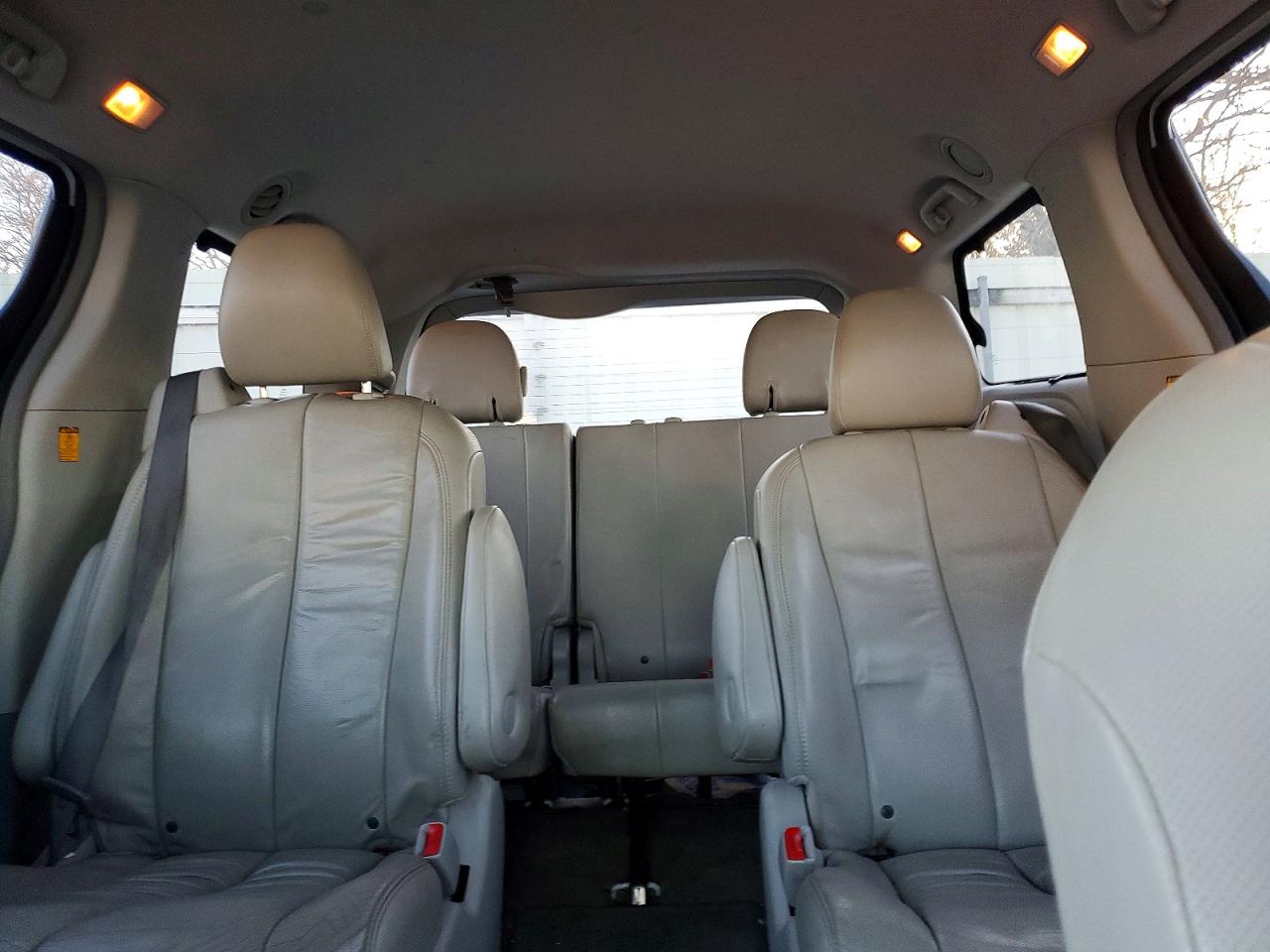 2013 TOYOTA SIENNA XLE photo 10
