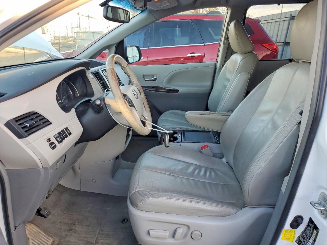 2013 TOYOTA SIENNA XLE photo 7