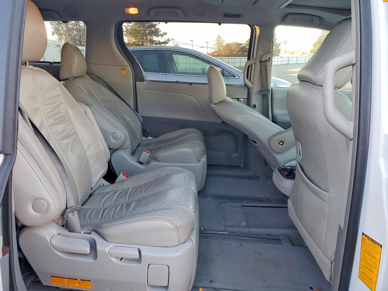 2013 TOYOTA SIENNA XLE photo 11