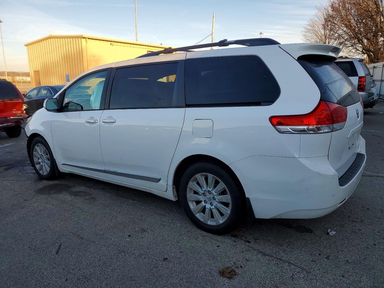 2013 TOYOTA SIENNA XLE photo 2