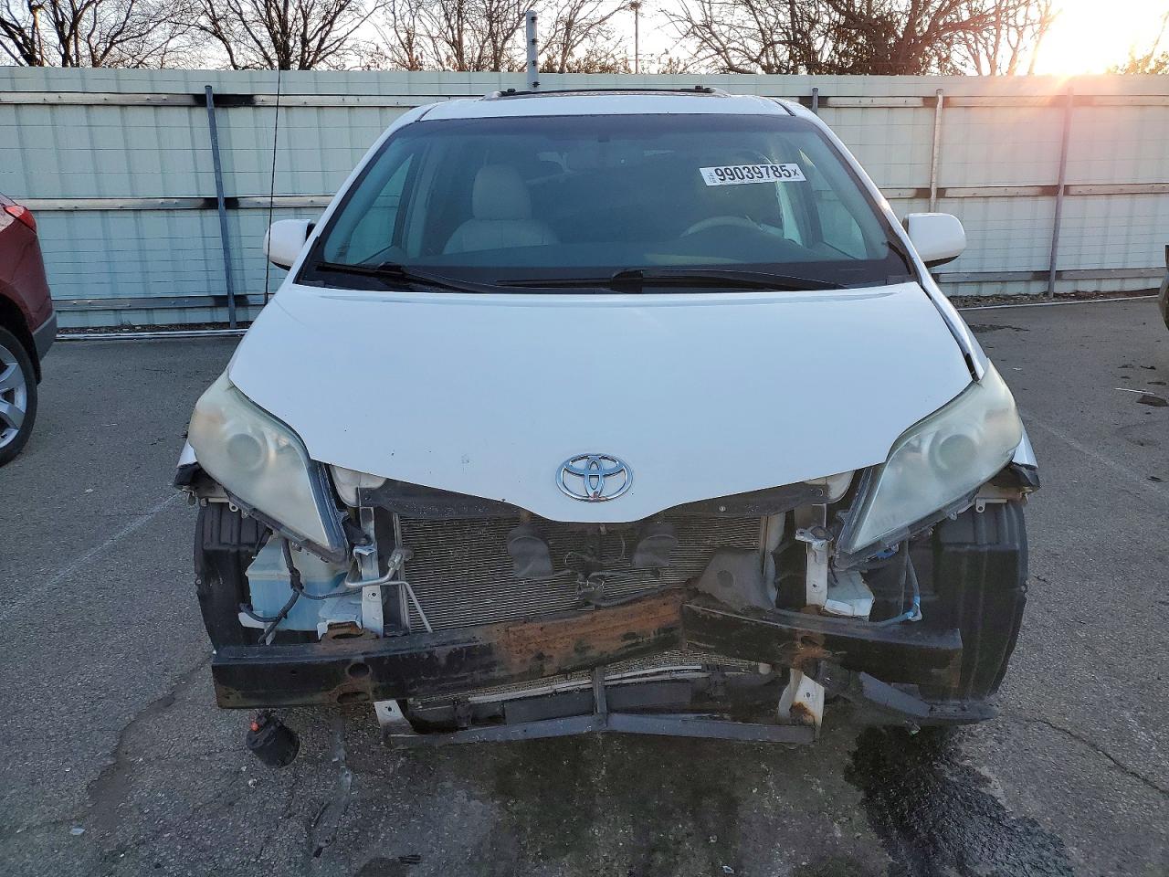 2013 TOYOTA SIENNA XLE photo 5