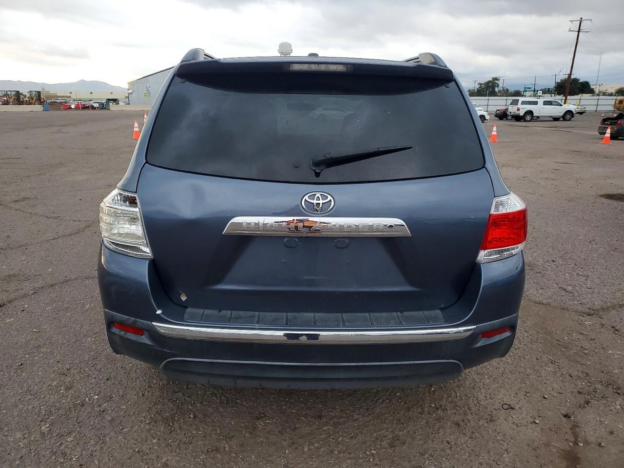 2011 TOYOTA HIGHLANDER BASE photo 11