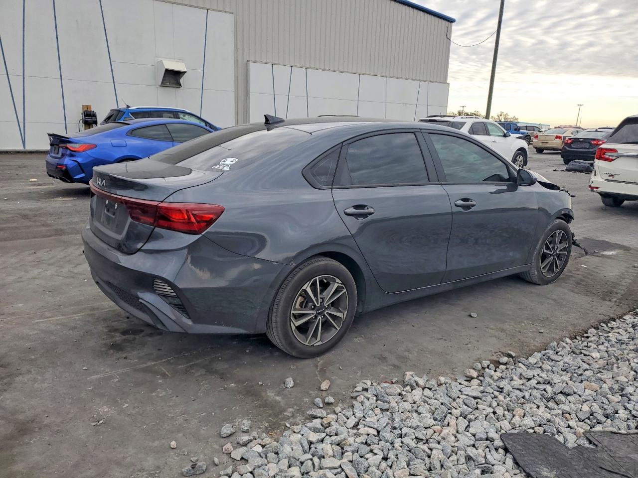 2023 KIA FORTE LXS photo 3