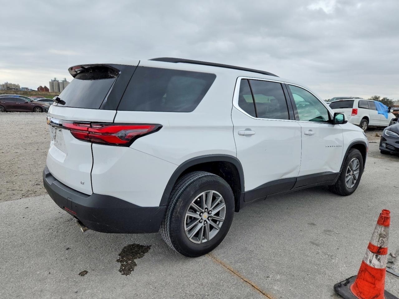 2023 CHEVROLET TRAVERSE LT photo 3