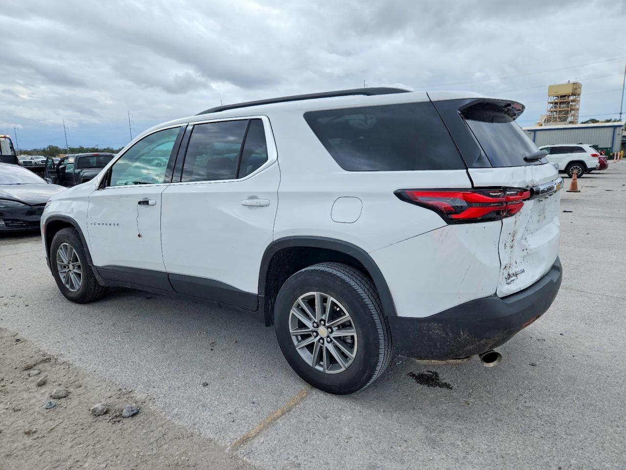 2023 CHEVROLET TRAVERSE LT photo 2