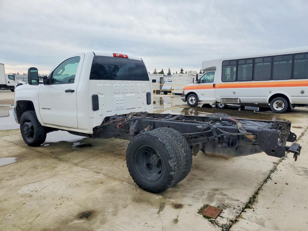 2015 CHEVROLET SILVERADO TRUCK CAB AND CHASSIS photo 2