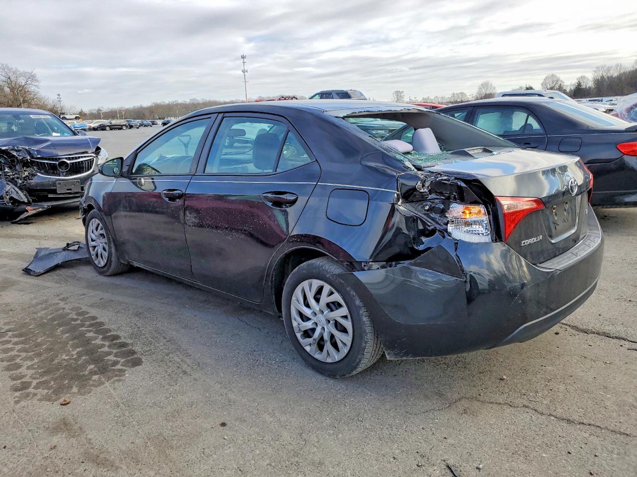 2018 TOYOTA COROLLA L photo 3