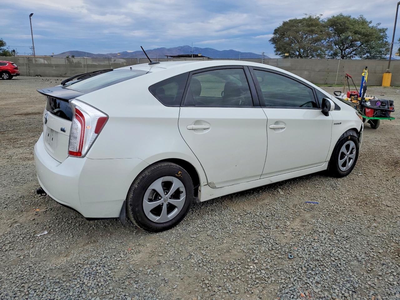 2015 TOYOTA PRIUS photo 3