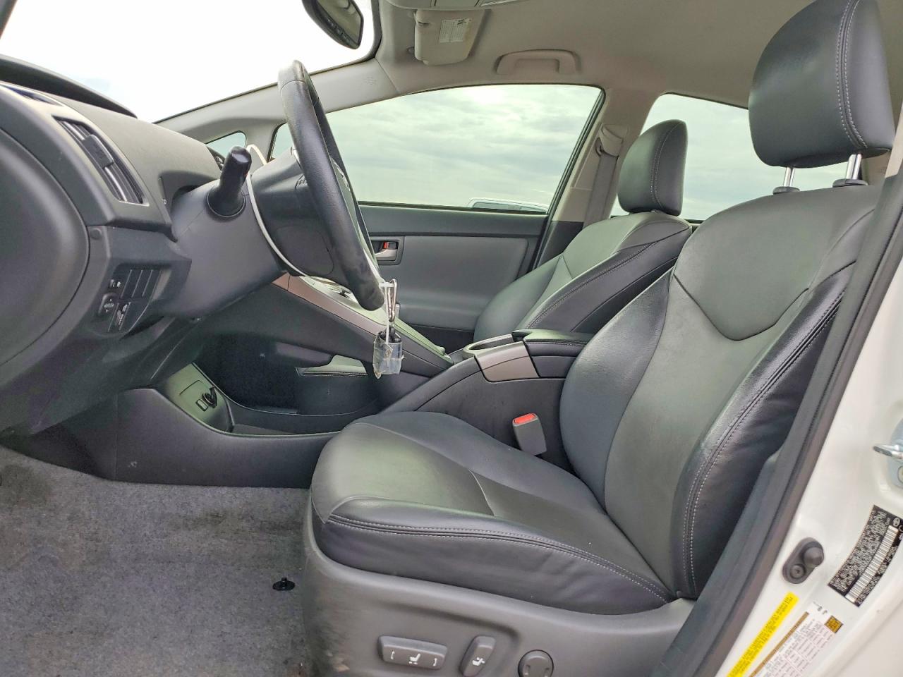 2015 TOYOTA PRIUS photo 7
