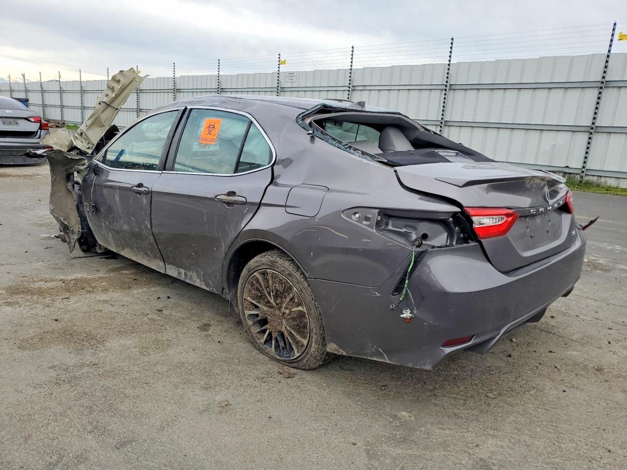 2020 TOYOTA CAMRY SE photo 2