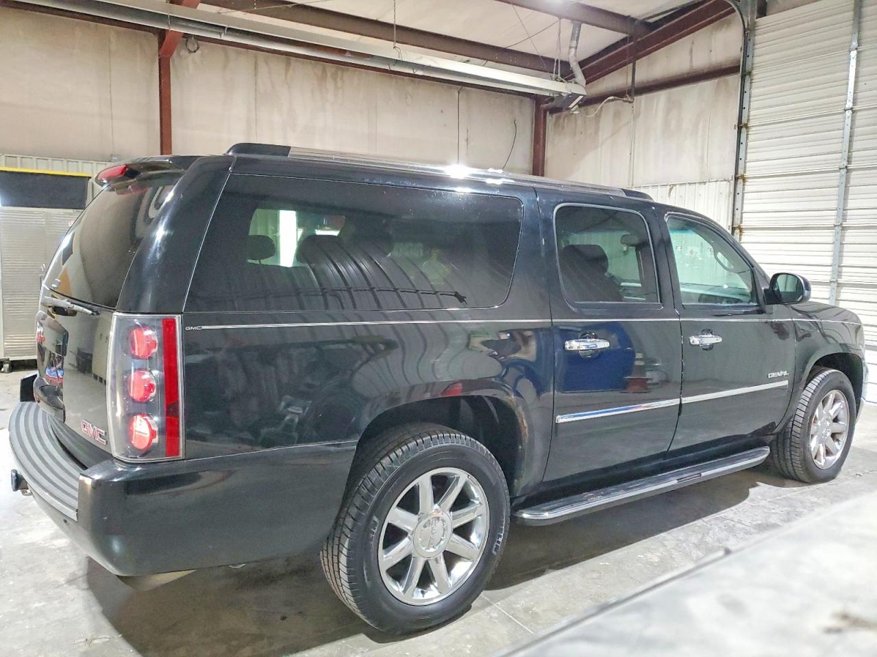2010 GMC YUKON XL DENALI photo 3