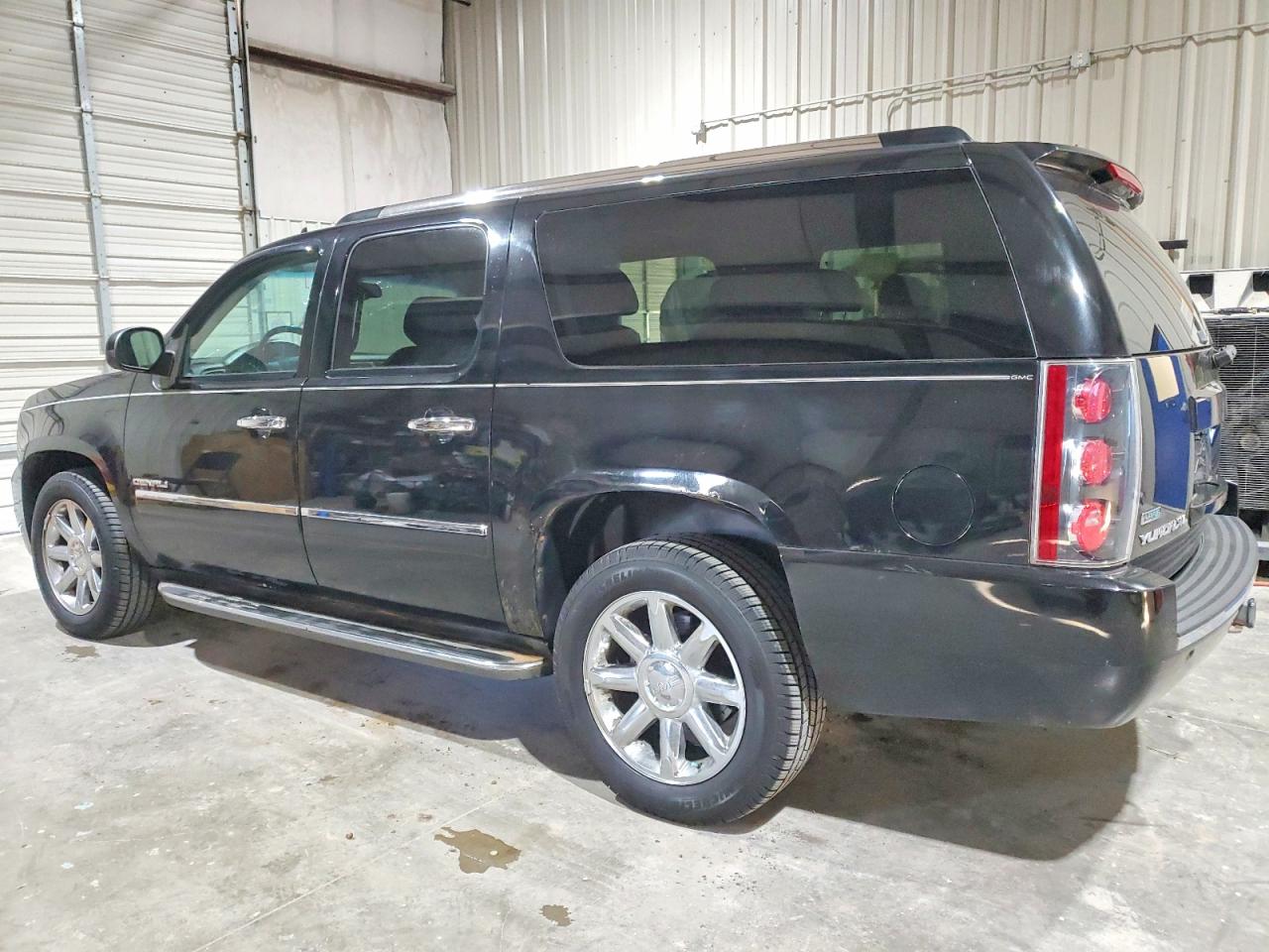 2010 GMC YUKON XL DENALI photo 2
