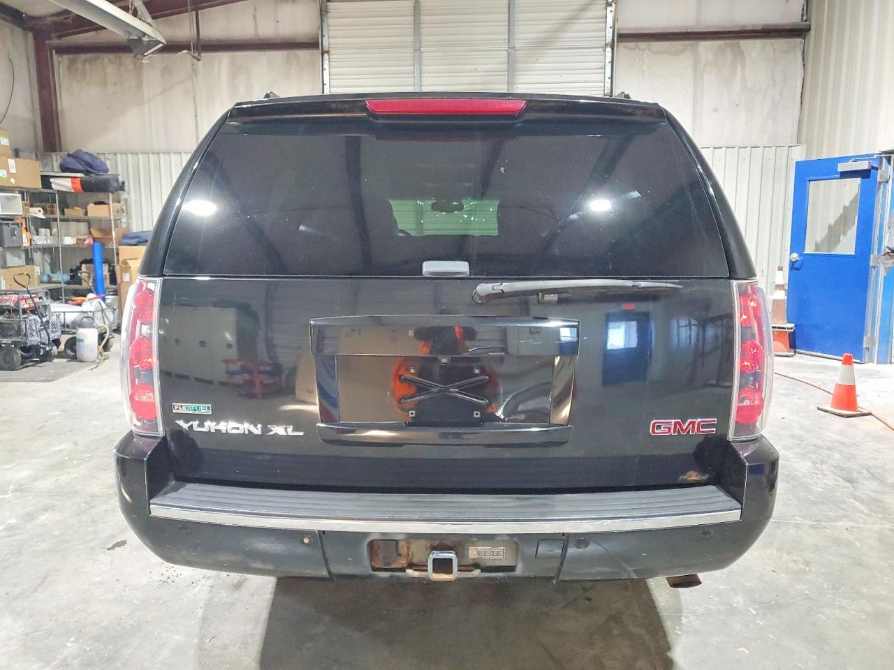 2010 GMC YUKON XL DENALI photo 6