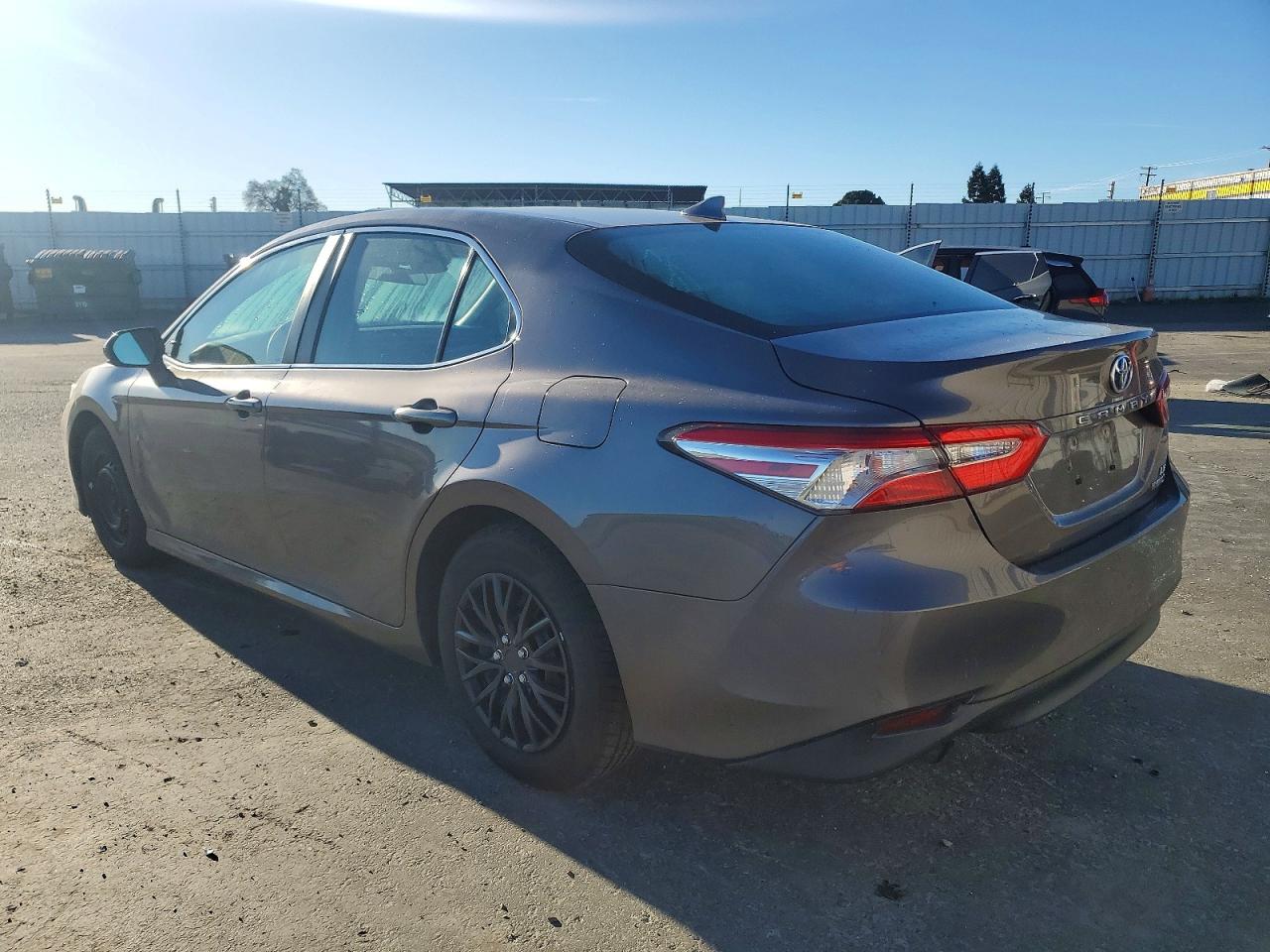 2020 TOYOTA CAMRY LE photo 3