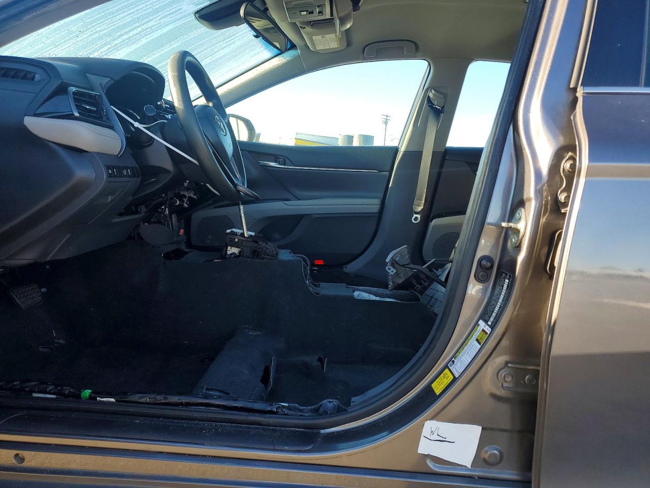 2020 TOYOTA CAMRY LE photo 23