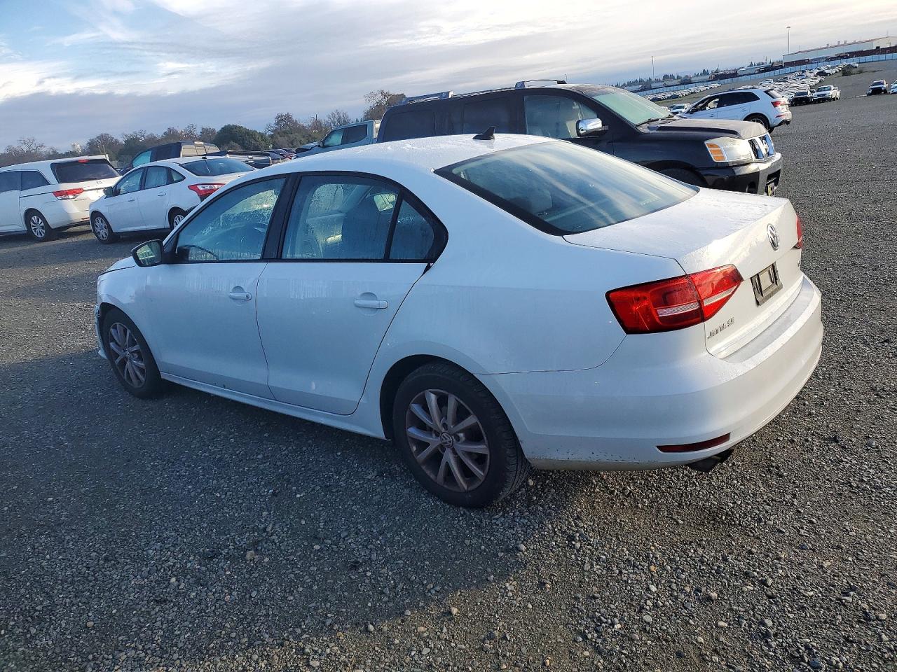 2015 VOLKSWAGEN JETTA SE photo 2