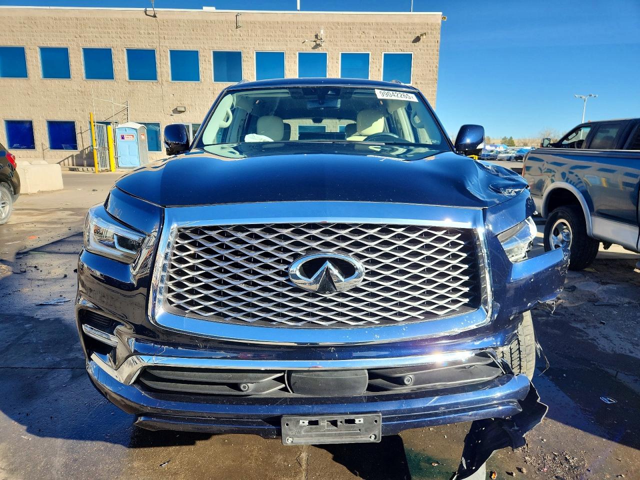 2022 INFINITI QX80 LUXE photo 5