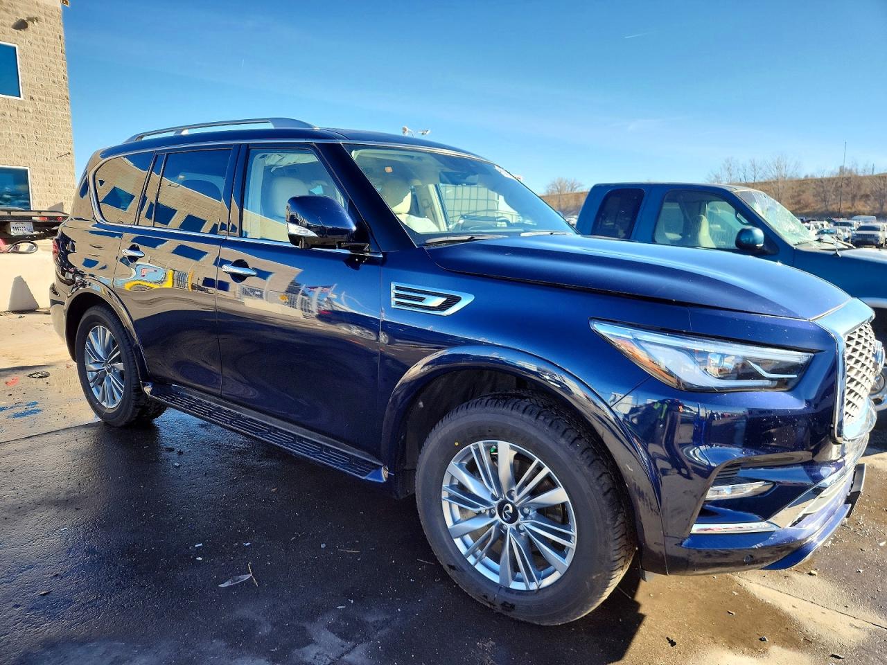 2022 INFINITI QX80 LUXE photo 4