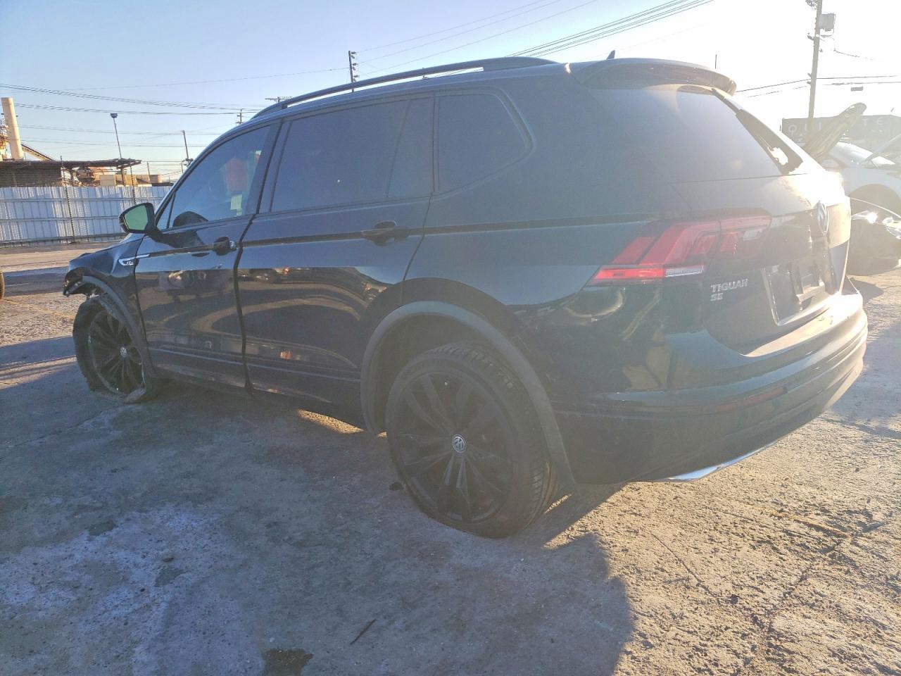 2021 VOLKSWAGEN TIGUAN SE photo 3