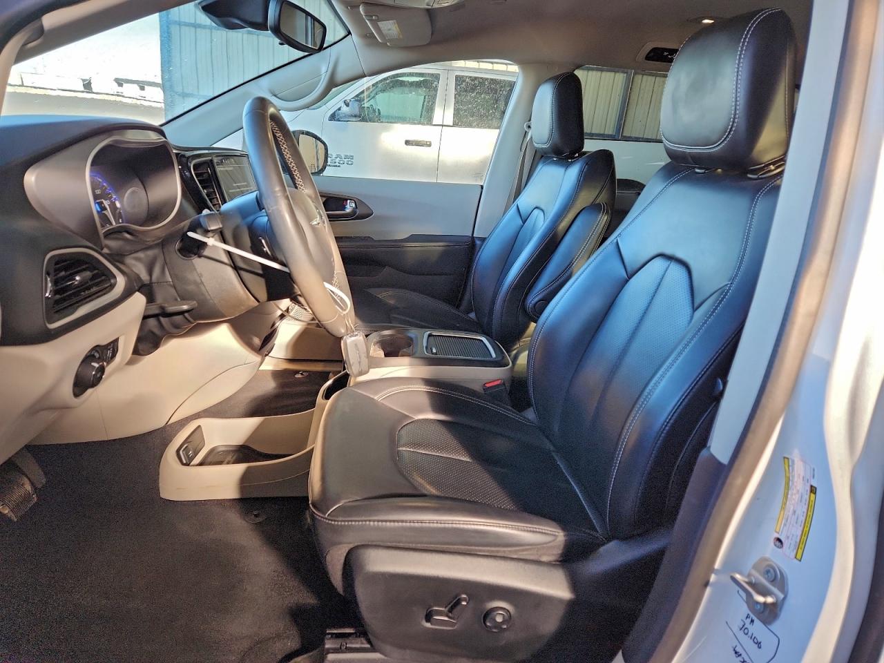 2023 CHRYSLER PACIFICA TOURING L photo 7